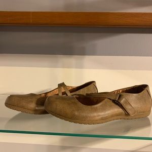 BareTraps Peeps Youth Round Toe Tan Mary Janes 5